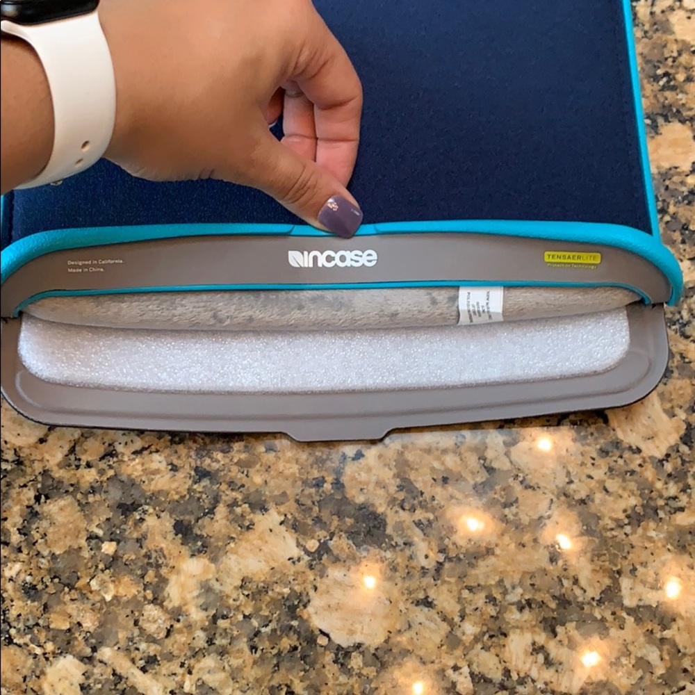 Incase laptop case - Picture 3 of 3